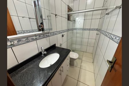 Banheiro da suíte de casa para alugar com 2 quartos, 100m² em Bom Jesus, Uberlândia