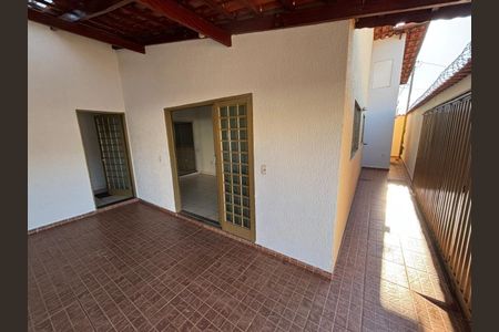 Casa para alugar com 100m², 2 quartos e 2 vagasÁrea externa