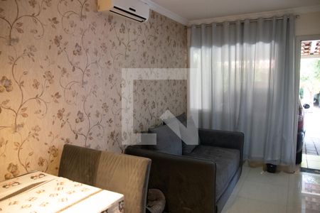 Casa de condomínio à venda com 70m², 2 quartos e 2 vagas Casa de condomínio à venda com 70m², 2 quartos e 2 vagasSala