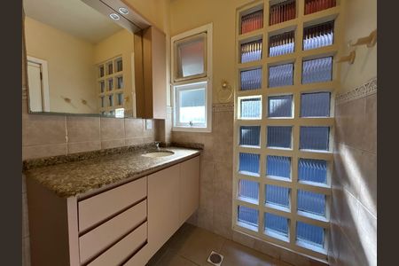 Casa para alugar com 130m², 4 quartos e 2 vagasBanheiro suíte 