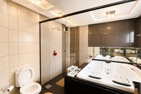Casa de condomínio para alugar com 233m², 6 quartos e 4 vagas Casa de condomínio para alugar com 233m², 6 quartos e 4 vagasBanheiro da Suíte