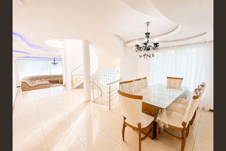 Casa de condomínio para alugar com 388m², 4 quartos e 4 vagas Casa de condomínio para alugar com 388m², 4 quartos e 4 vagasSala