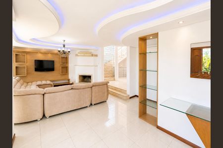 Casa de condomínio para alugar com 388m², 4 quartos e 4 vagas Casa de condomínio para alugar com 388m², 4 quartos e 4 vagasSala