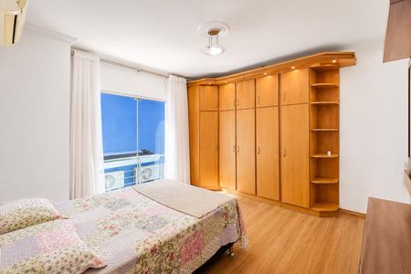 Casa de condomínio para alugar com 388m², 4 quartos e 4 vagas Casa de condomínio para alugar com 388m², 4 quartos e 4 vagasQuarto 1