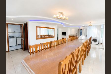Casa de condomínio para alugar com 388m², 4 quartos e 4 vagas Casa de condomínio para alugar com 388m², 4 quartos e 4 vagasSala