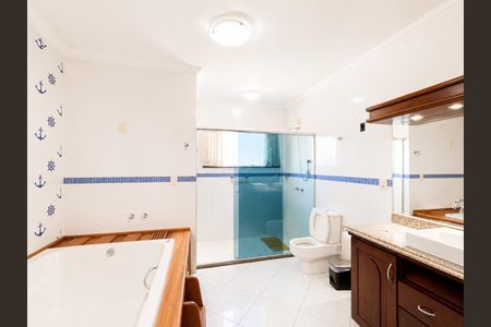 Casa de condomínio para alugar com 388m², 4 quartos e 4 vagas Casa de condomínio para alugar com 388m², 4 quartos e 4 vagasBanheiro 1