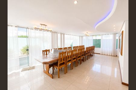 Casa de condomínio para alugar com 388m², 4 quartos e 4 vagas Casa de condomínio para alugar com 388m², 4 quartos e 4 vagasSala