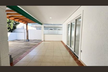 Casa de condomínio para alugar com 230m², 3 quartos e 4 vagas