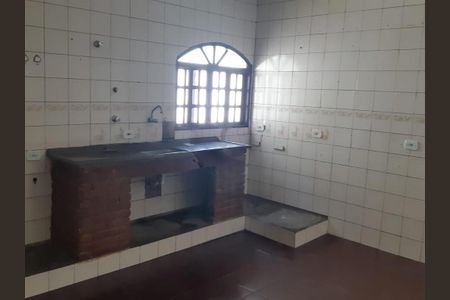 Casa à venda com 4 quartos, 223m² em Vila Carmosina, São Paulo