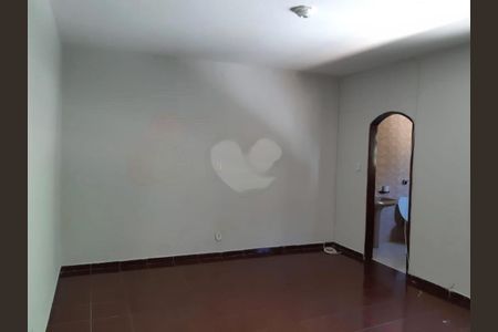 Casa à venda com 4 quartos, 223m² em Vila Carmosina, São Paulo