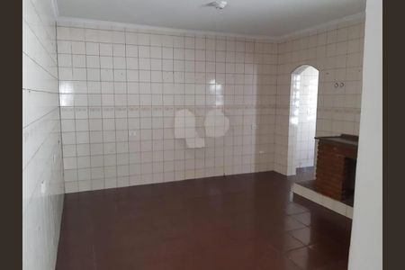 Casa à venda com 4 quartos, 223m² em Vila Carmosina, São Paulo