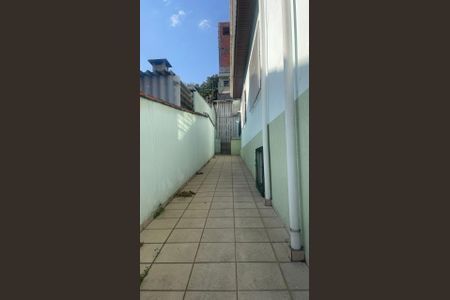 Casa à venda com 221m², 3 quartos e 4 vagasCORREDOR EXTERNO