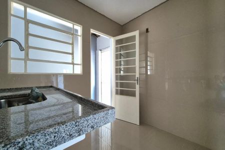 Casa à venda com 43m², 2 quartos e 2 vagas Casa à venda com 43m², 2 quartos e 2 vagasCozinha
