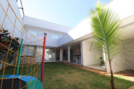Fachada de casa para alugar com 3 quartos, 230m² em Presidente Roosevelt, Uberlândia