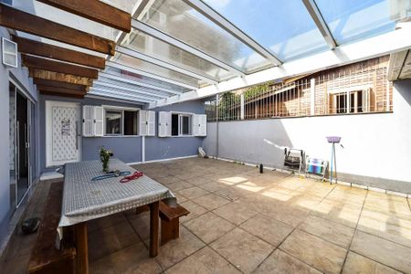 Casa à venda com 281m², 5 quartos e 4 vagas Casa à venda com 281m², 5 quartos e 4 vagasPátio