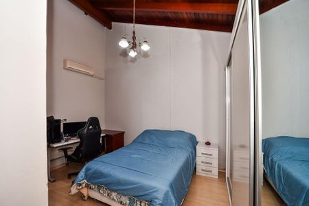 Casa à venda com 281m², 5 quartos e 4 vagas Casa à venda com 281m², 5 quartos e 4 vagasQuarto 2/Casa Fundos