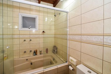 Casa à venda com 281m², 5 quartos e 4 vagas Casa à venda com 281m², 5 quartos e 4 vagasBanheiro da Suíte/Casa Fundos