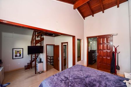 Casa à venda com 281m², 5 quartos e 4 vagas Casa à venda com 281m², 5 quartos e 4 vagasSuíte/Casa Fundos