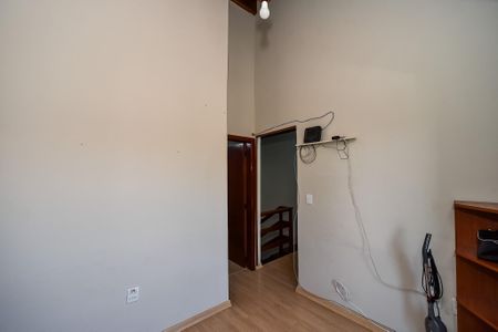 Casa à venda com 281m², 5 quartos e 4 vagas Casa à venda com 281m², 5 quartos e 4 vagasQuarto 1/Casa Fundos