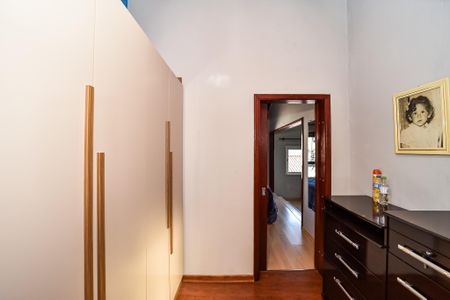 Casa à venda com 281m², 5 quartos e 4 vagas Casa à venda com 281m², 5 quartos e 4 vagasCloset da suíte/Casa Fundos
