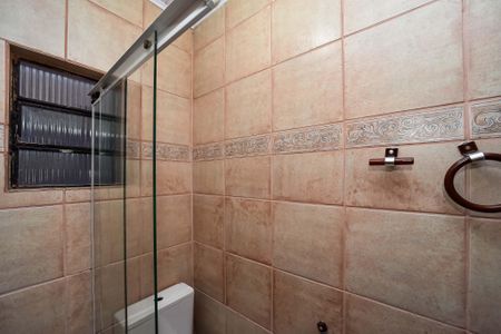 Casa à venda com 281m², 5 quartos e 4 vagas Casa à venda com 281m², 5 quartos e 4 vagasBanheiro da Suíte/Casa Frente