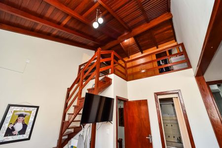 Casa à venda com 281m², 5 quartos e 4 vagas Casa à venda com 281m², 5 quartos e 4 vagasSuíte Mezanino/Casa Fundos