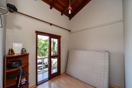 Casa à venda com 281m², 5 quartos e 4 vagas Casa à venda com 281m², 5 quartos e 4 vagasQuarto 1/Casa Fundos