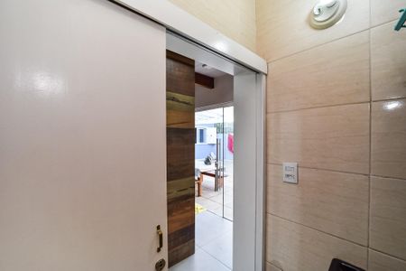 Casa à venda com 281m², 5 quartos e 4 vagas Casa à venda com 281m², 5 quartos e 4 vagasÁrea de Serviço/Casa Frente