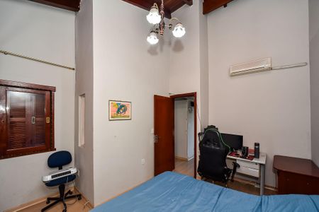 Casa à venda com 281m², 5 quartos e 4 vagas Casa à venda com 281m², 5 quartos e 4 vagasQuarto 2/Casa Fundos