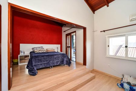 Casa à venda com 281m², 5 quartos e 4 vagas Casa à venda com 281m², 5 quartos e 4 vagasSuíte/Casa Fundos