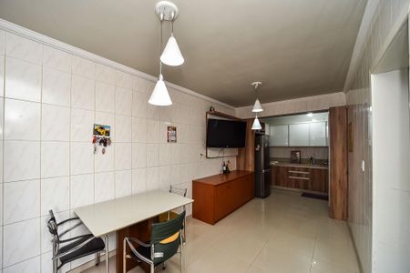 Casa à venda com 281m², 5 quartos e 4 vagas Casa à venda com 281m², 5 quartos e 4 vagasCozinha/Casa Fundos