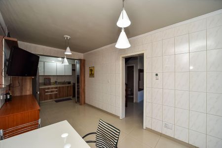 Casa à venda com 281m², 5 quartos e 4 vagas Casa à venda com 281m², 5 quartos e 4 vagasCozinha/Casa Fundos