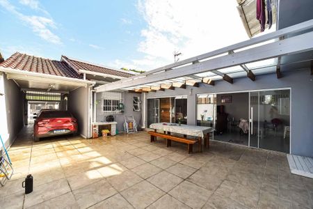 Casa à venda com 281m², 5 quartos e 4 vagas Casa à venda com 281m², 5 quartos e 4 vagasPátio