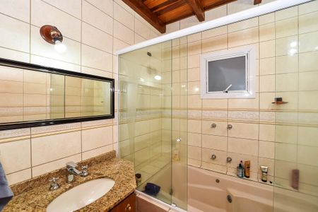 Casa à venda com 281m², 5 quartos e 4 vagas Casa à venda com 281m², 5 quartos e 4 vagasBanheiro da Suíte/Casa Fundos