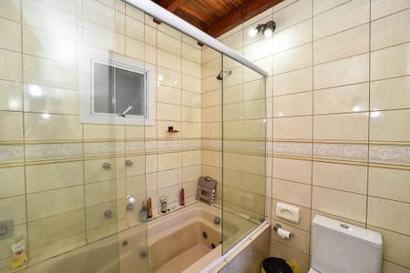 Casa à venda com 281m², 5 quartos e 4 vagas Casa à venda com 281m², 5 quartos e 4 vagasBanheiro da Suíte/Casa Fundos