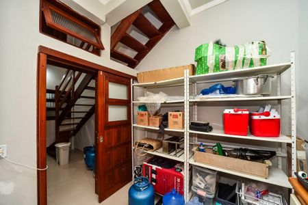 Casa à venda com 281m², 5 quartos e 4 vagas Casa à venda com 281m², 5 quartos e 4 vagasDespensa/Casa Fundos