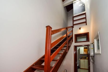 Casa à venda com 281m², 5 quartos e 4 vagas Casa à venda com 281m², 5 quartos e 4 vagasEscada/Casa Fundos
