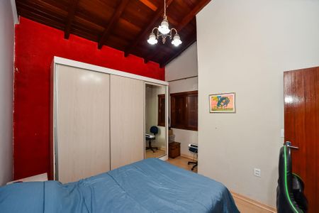 Casa à venda com 281m², 5 quartos e 4 vagas Casa à venda com 281m², 5 quartos e 4 vagasQuarto 2/Casa Fundos