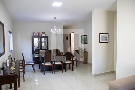 Casa à venda com 250m², 4 quartos e 2 vagas Casa à venda com 250m², 4 quartos e 2 vagasSala