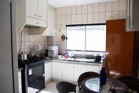 Casa à venda com 250m², 4 quartos e 2 vagas Casa à venda com 250m², 4 quartos e 2 vagasCozinha