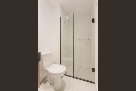 Banheiro de kitnet/studio à venda com 1 quarto, 24m² em Pinheiros, São Paulo