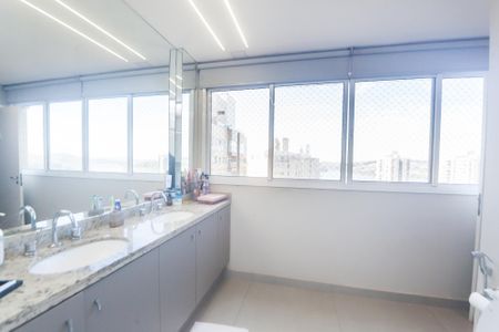 Apartamento à venda com 218m², 3 quartos e 3 vagasBanheiro suite 
