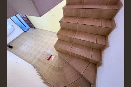 Casa para alugar com 70m², 2 quartos e 1 vagaEscada para os Quartos