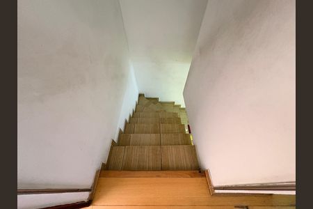 Escada para os Quartos de casa para alugar com 2 quartos, 70m² em Vila Nina, São Paulo