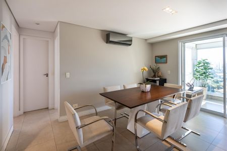 Apartamento à venda com 124m², 2 quartos e 3 vagas Apartamento à venda com 124m², 2 quartos e 3 vagasSala de jantar