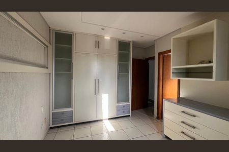 Quarto de apartamento para alugar com 3 quartos, 110m² em Santa Maria, Uberlândia