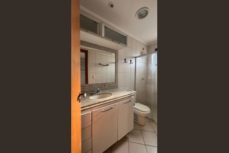 Banheiro de apartamento para alugar com 3 quartos, 110m² em Santa Maria, Uberlândia