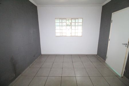 Casa para alugar com 110m², 2 quartos e 2 vagasSala