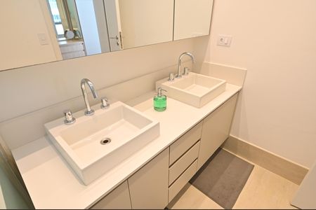 Apartamento à venda com 165m², 4 quartos e 2 vagasBanheiro da Suíte 1