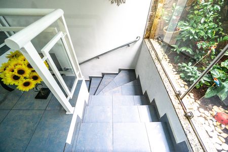 Casa à venda com 450m², 3 quartos e 3 vagas Casa à venda com 450m², 3 quartos e 3 vagasEscada